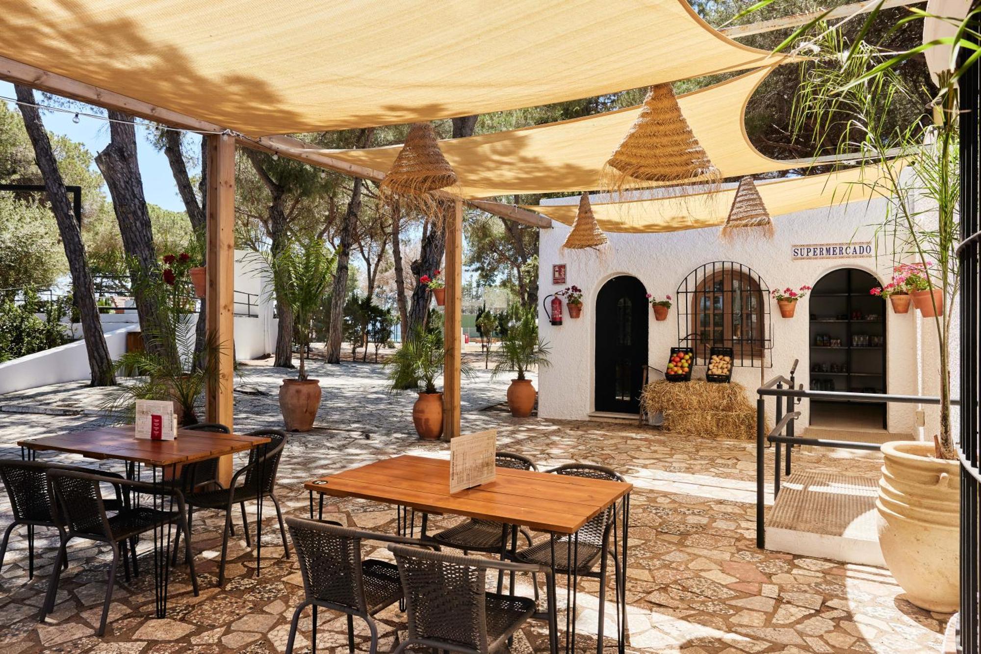 Hotel Taiga Conil Conil De La Frontera Exteriér fotografie